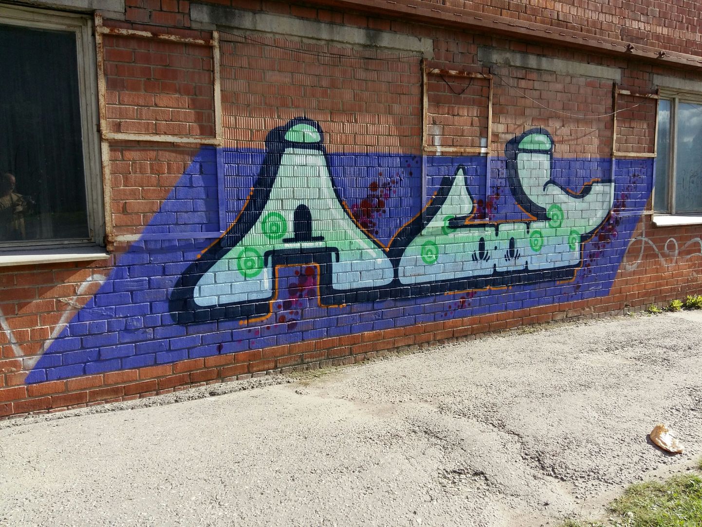 Aboy suur värviline nimemärk keskkatlamaja seinal Turu tänavas.