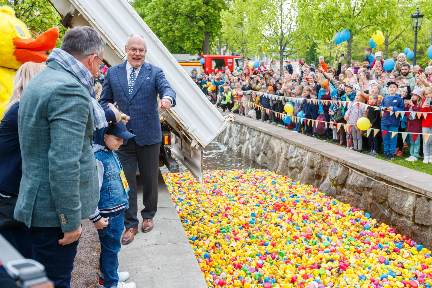President Alar Karis Eesti Vähihaigete Laste Vanemate Liidu poolt algatatud Pardirallil Kadriorus. 01.06.22.