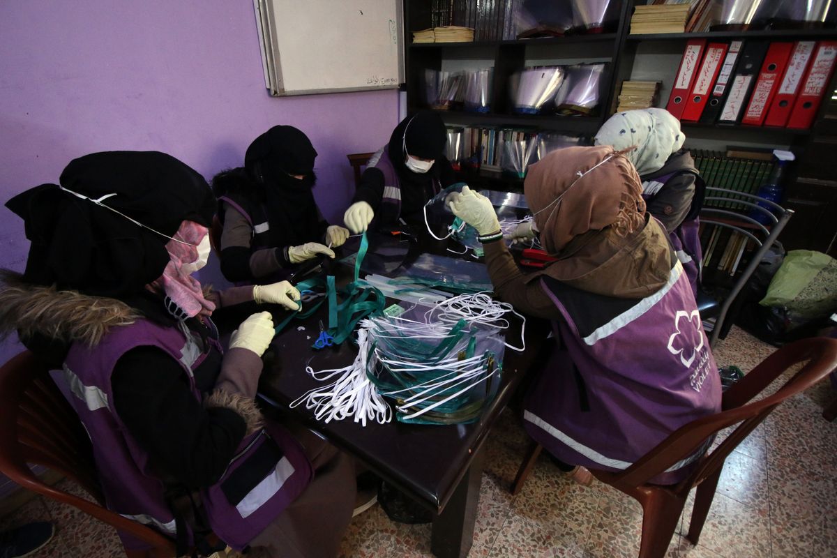 9. aprill Idlib, Medina. Süürias tegutseva Violet Organizationi naised valmistavad kohalikus raamatukogus käepärastest vahenditest plastist ühekordseid näomaske. Maskid tehakse lihtsatest materjalidest ning need jagatakse hiljem Idlibi linna haiglatele ja ümbruskonnas tegutsevatele steriliseerimismeeskondadele.