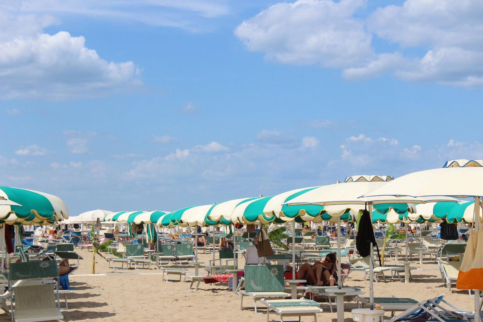Itaallased näevad augusti keskel hulgakesti puhkama sõitmist oma õigusena. Pildil rand Aadria mere ääres Riminis. 