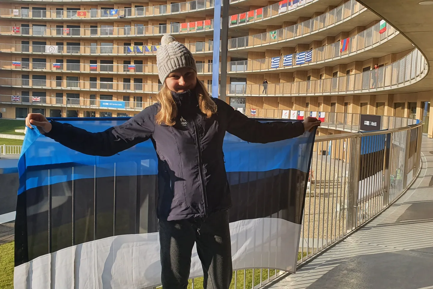 Johanna Udras Eesti lipuga.