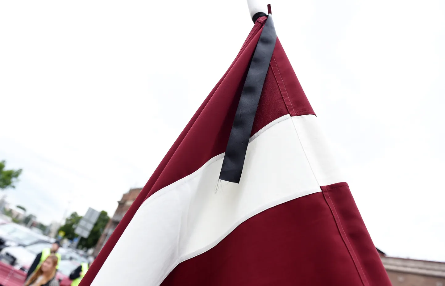 Флаг Латвии в траурном оформлении.
