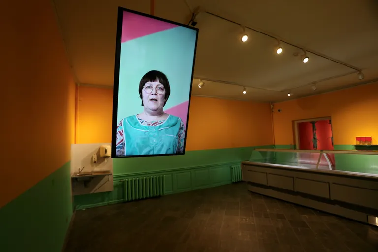 Marika Vaarik kõneleb näitusel videos.