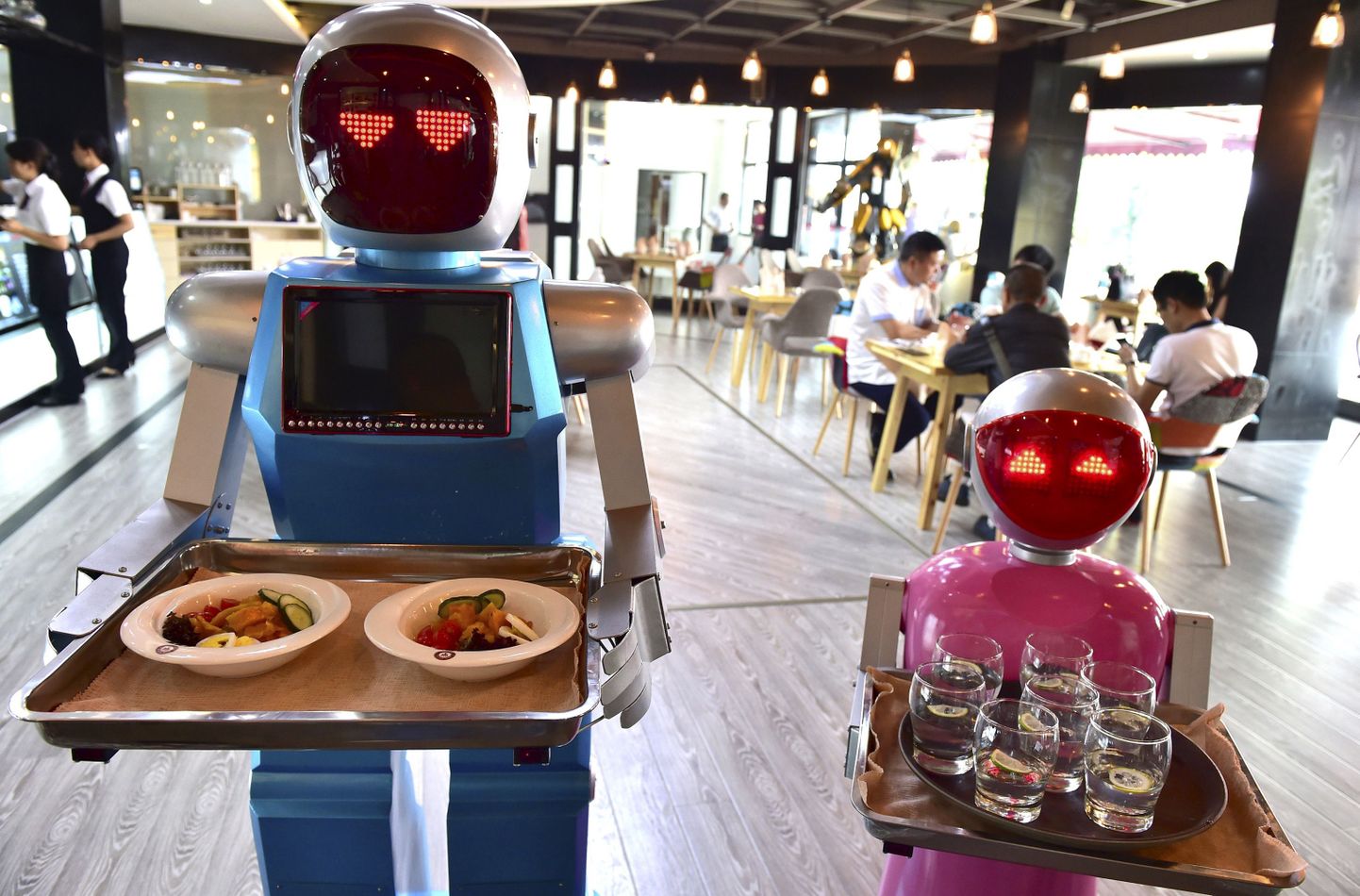 Kui kiirtoidurestoranide töötajaid ohustavad eelkõige makseterminalid ja telefonide nutirakendused, mis muudavad tasumise lihtsamaks, siis Hiinas asendavad ka ettekandjaid robotid, kes viivad ise toidu lauale.