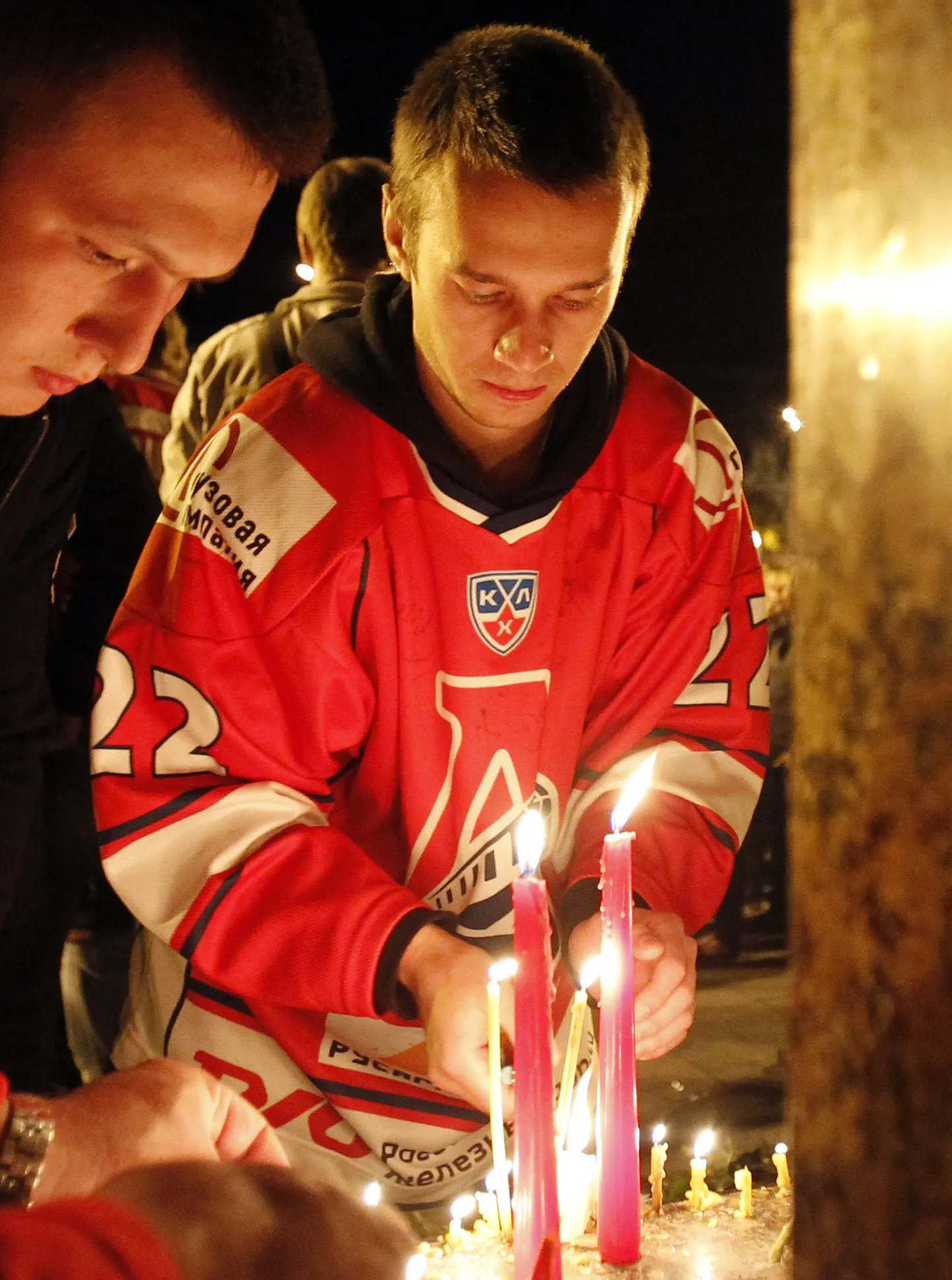 В память о погибших хоккеистах "Локомотива" в Ярославле зажигают свечи и приносят к стадиону цветы.
