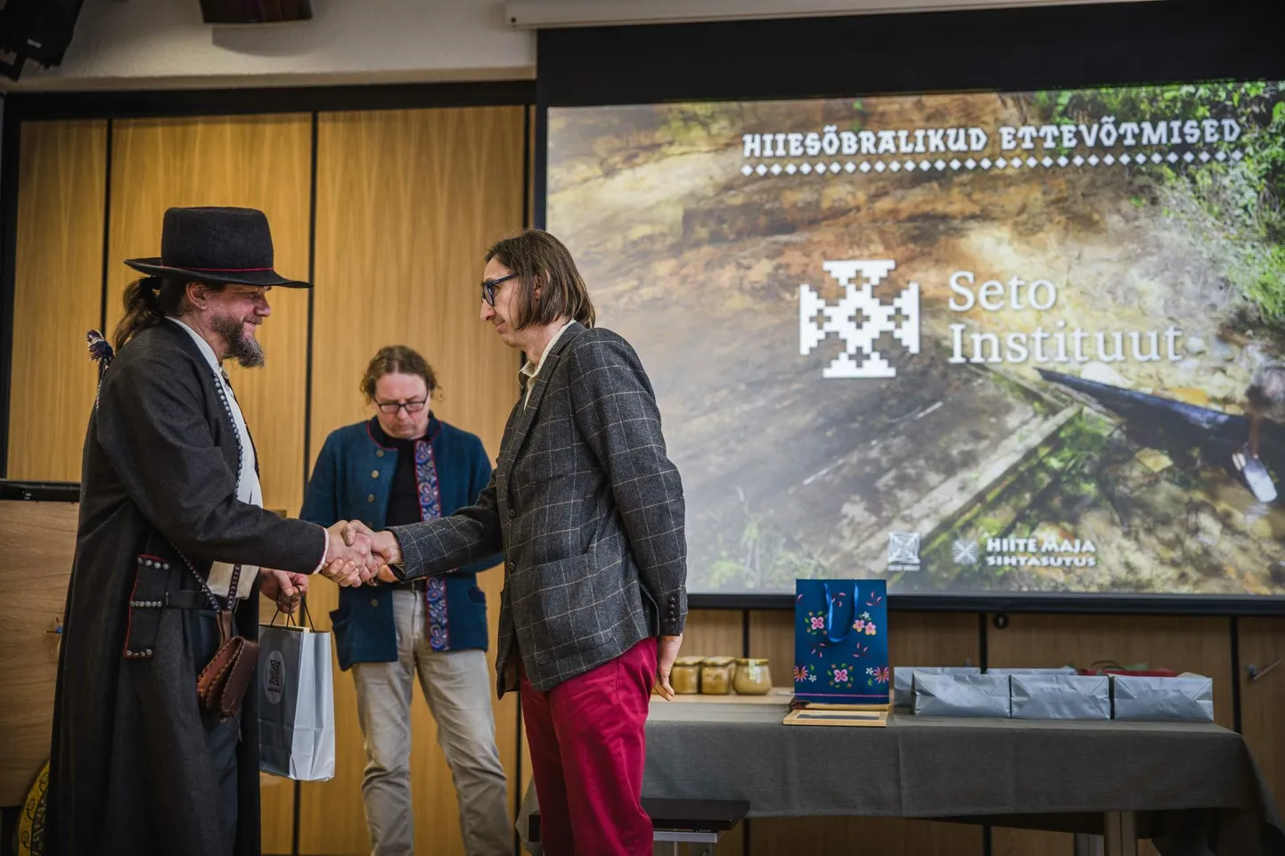 Seto instituudi nimel võttis tunnustuse vastu direktor Ahto Raudoja.