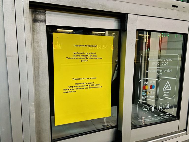 Вывеска на окошке обслуживания нарвского "McDonalds" сообщает, что ресторан быстрого питания закрыт и его планируется снова открыть в пятницу.