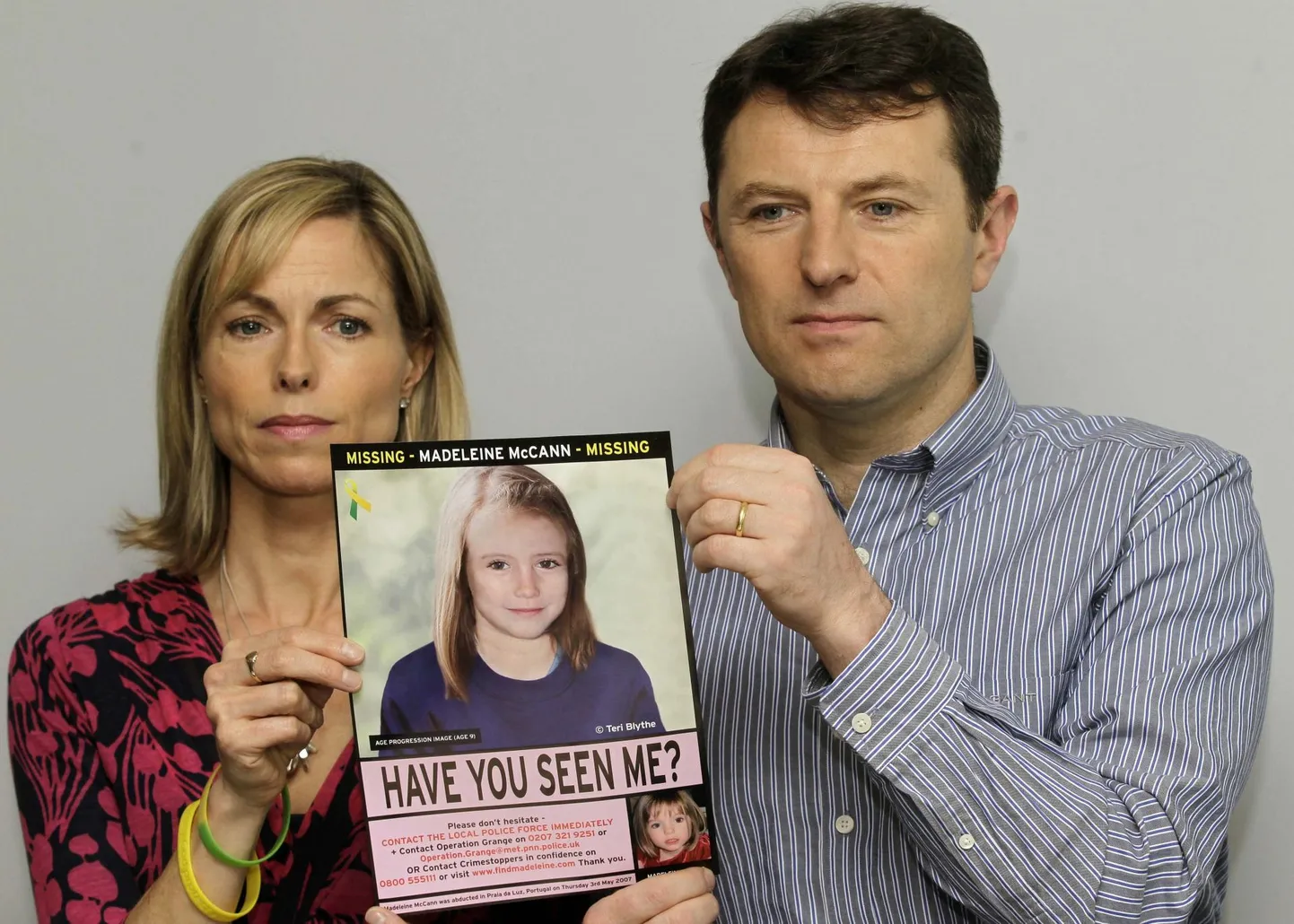 Kate ja Gerry McCann oma tütre kadumise viiendal aastapäeval 2012. aastal. Käes hoitakse pilti, millel kunstnik on püüdnud kujutada üheksa-aastast Maddiet.