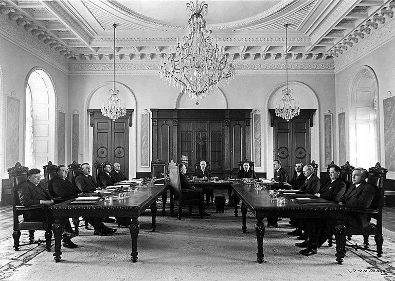 1939. aasta sügisel Nõukogude Liiduga vastastikuse abistamise pakti sõlminud Eesti Vabariigi valitsuse liikmed. Pärast nn baasidelepingut oli Eesti vaid de jure iseseisev, de facto enam mitte.