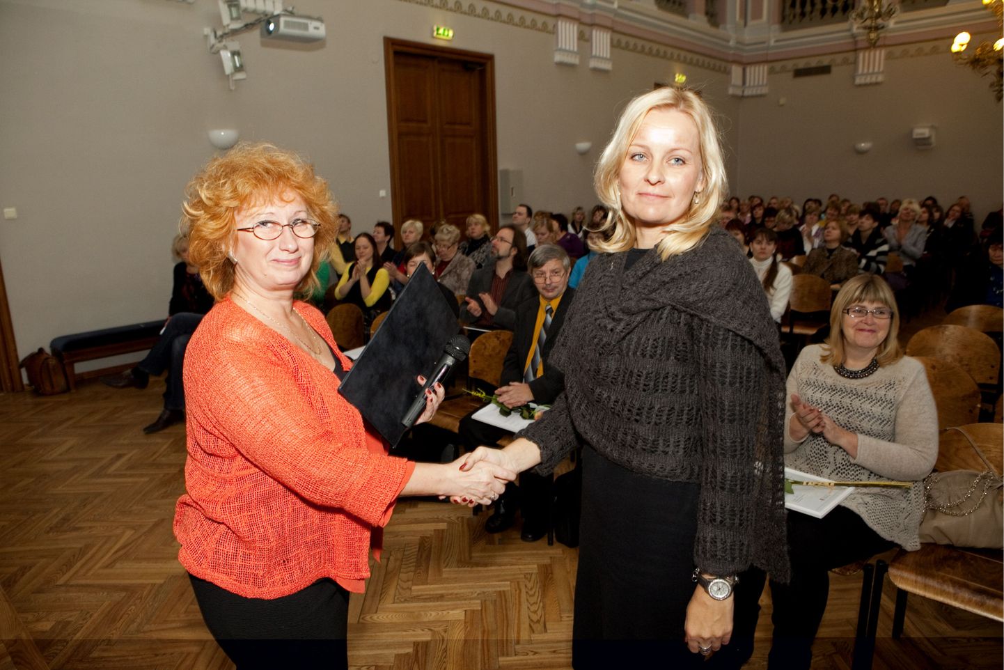 Tiigrihüppe sihtasutuse juhataja Enel Mägi (paremal) õnnitleb e-õppematerjalide konkursi võitnud Anne Kalmust.