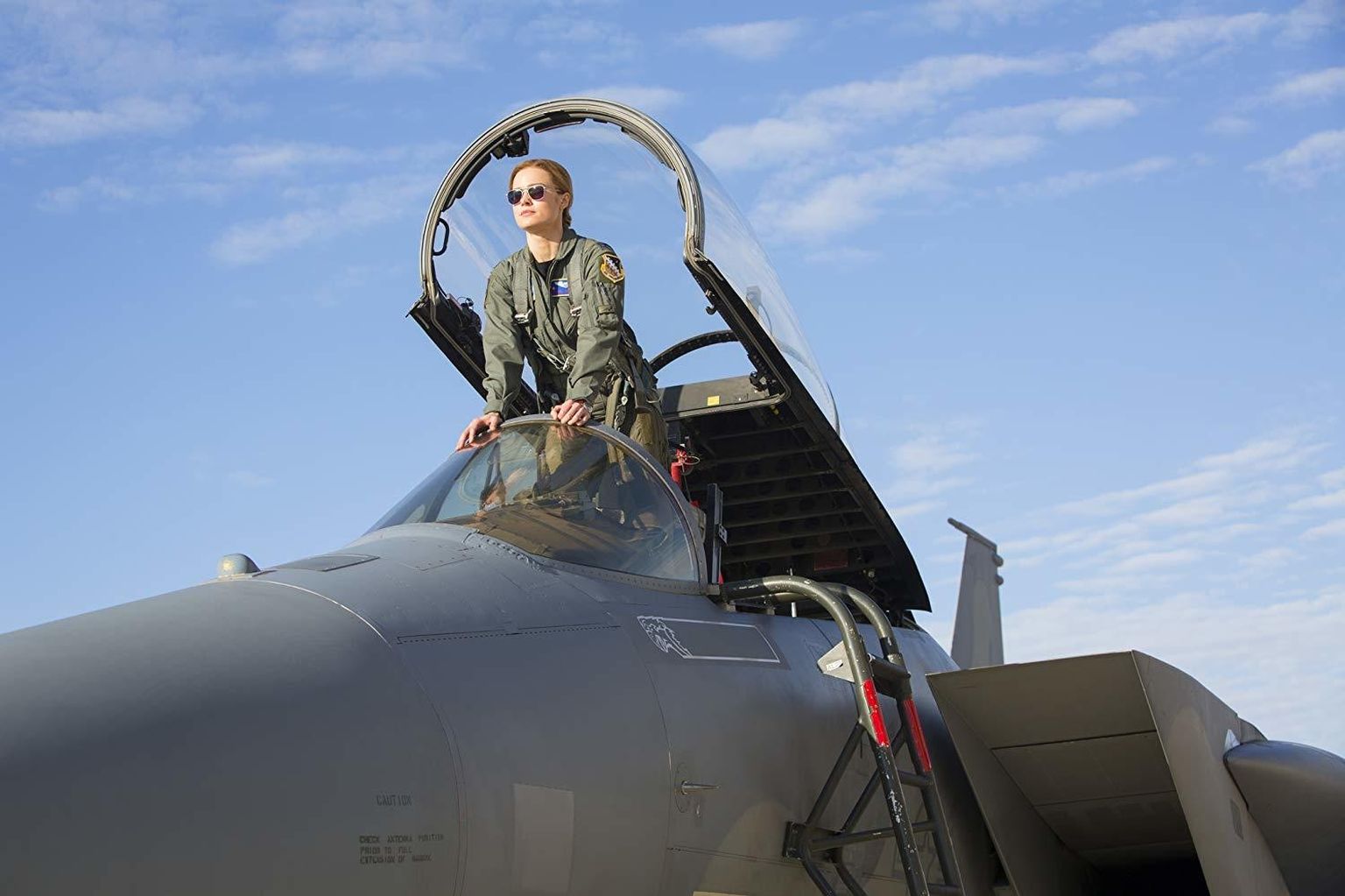 Brie Larson teeb «Kapten Marvelis» usutava rolli nii maalasest piloodina kui kosmilise supersõdalasena.   FOTO: Kaader Filmist