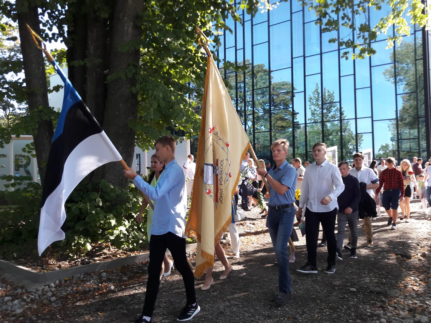 Jõhvi põhikooli pere suundus rongkäigus kontserdimaja juurest oma koolimajja.