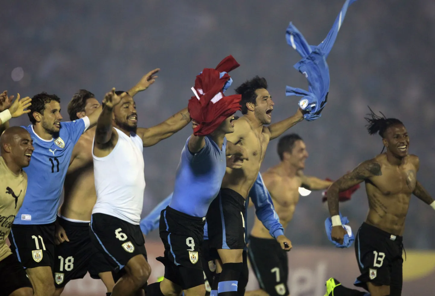 Футболисты Уругвая празднуют выход в финальную часть ЧМ-2014.