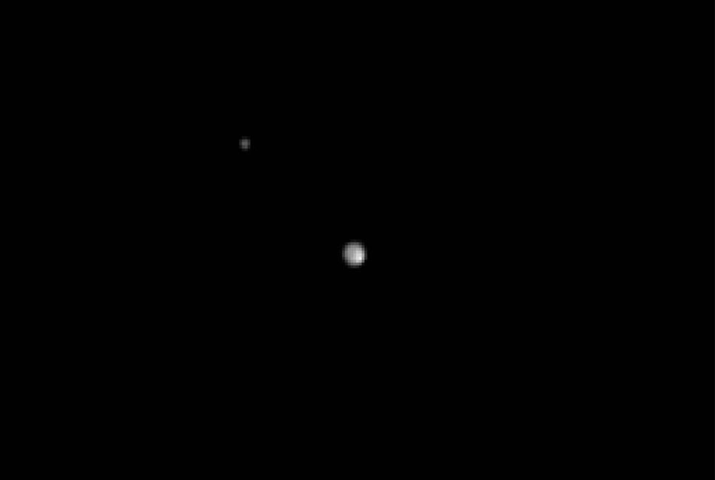Плутон и его луна.