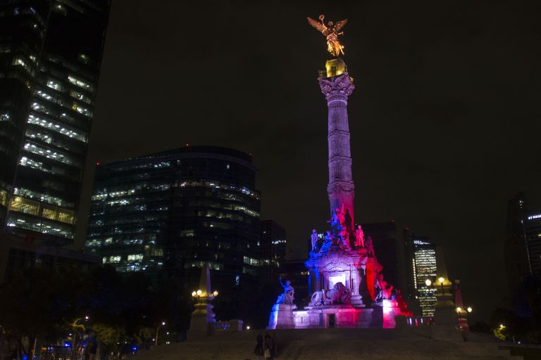 Мексиканский монумент независимости в Мехико окрашен в цвета французского флага. 