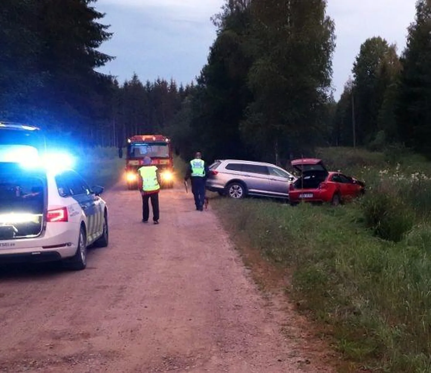 Ka hoiatuslask ei peatanud vargaid ning politseinikel tuli põgenev Mazda teelt välja suruda.