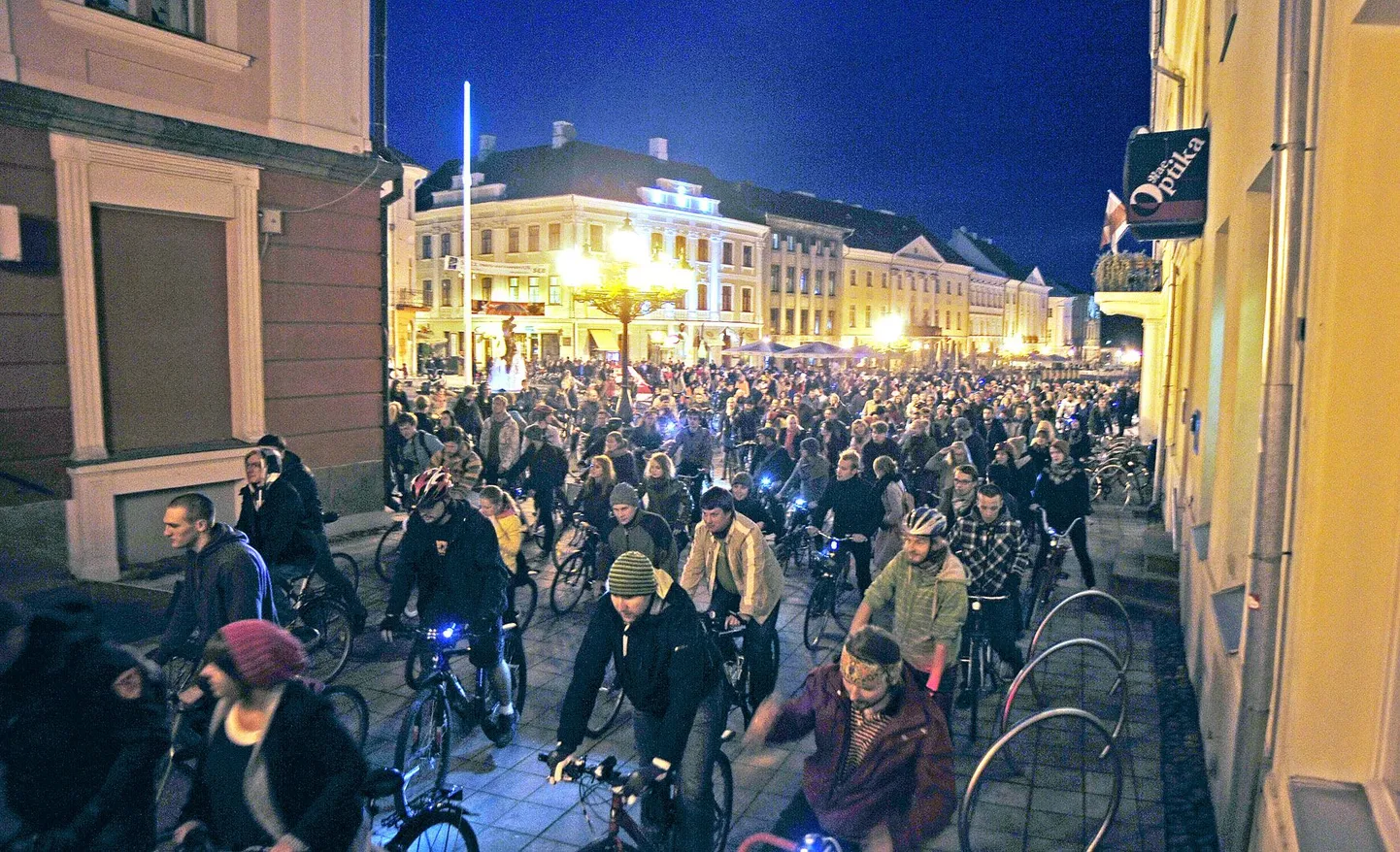 Sajad vähem või rohkem sportlikud rattasõbrad kogunesid reede õhtul Raekoja platsile, et sealt 14-kilomeetrisele linnaringile siirduda. Ratturite tasakaalu proovile pannud kitsaid pudelikaela moodi tänavajuppe jäi teele teisigi.