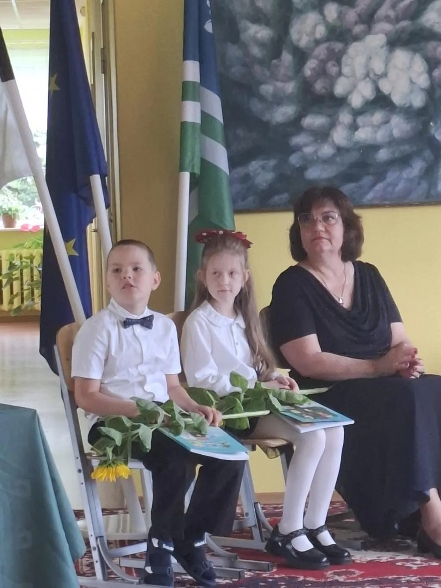 Mattias ja Polina klassijuhataja Marju Veebergiga 1. septembril Vajangul.