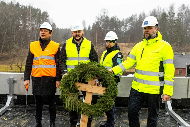 Kilingi-Nõmme kerkiva politsei- ja päästemaja katuselt tõid sarikapärja alla Embach Ehitus OÜ juhatuse esimees Andres Salusaar, päästeameti Lääne keskuse juht Heiki Soodla, piirkonna konstaabel Heidi Sosi ja Riigi Kinnisvara ASi kinnisvaraarenduse direktor Tarmo Mändmets.