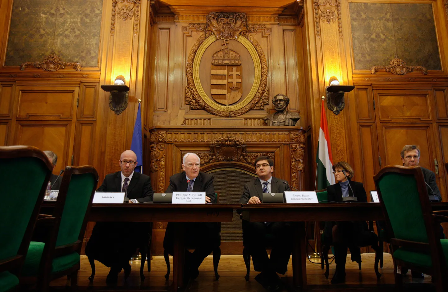 Euroopa Investeerimispanga juht Philippe Maystadt (vasakult teine) ja Ungari rahandusminister Janos Veres (vasakult kolmas) esmaspäeval Budapestis tippkohtumise eel.