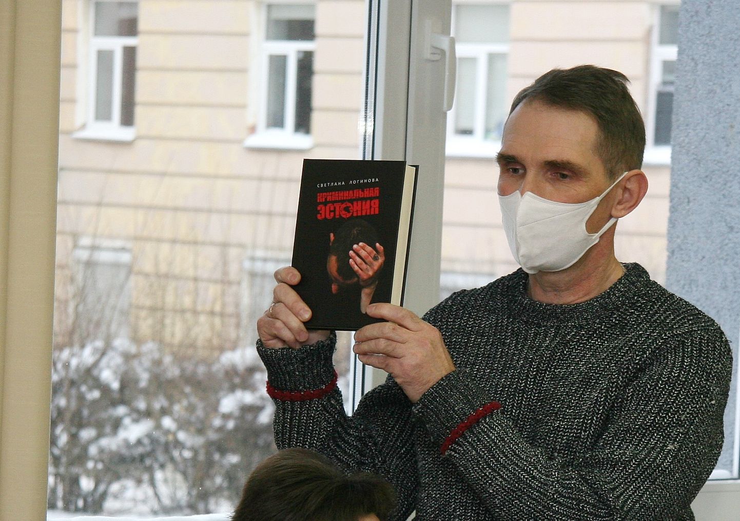 Opositsioonisaadik Vladimir Tšuzaz kinkis linnapea Toomas Naelale raamatu "Kriminaalne Eesti", et ta viiks end kurssi Kohtla-Järve linna korruptsiooni ajalooga.