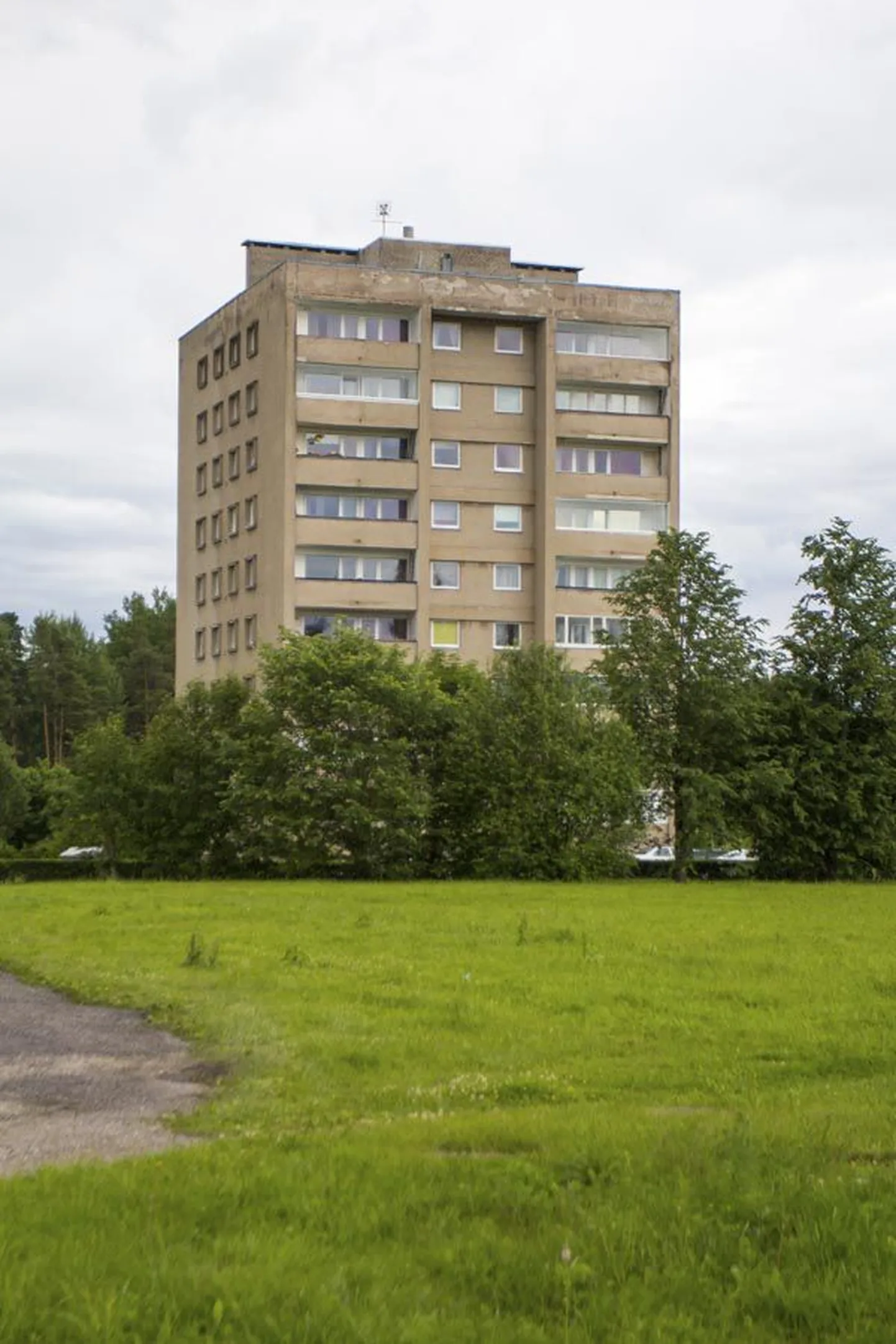 Selle 1984. aastal Männimäel Riia maantee 85 valminud maja neljatoalise korteri eest küsiti 2006. aastal 1,3 miljonit krooni, mis oli tõenäoliselt Viljandi hinnarekord. Üheksakorruselise maja kõrgeimal korrusel asuva apartemendi tegi rekordkalliks vaade, mis avaneb nii järvele kui linnale. Samuti lisas 80 ruutmeetri suurusele korterile väärtust selle juurde kinnistatud 20-ruutmeetrine garaaž, mis paiknes kohe maja kõrval.