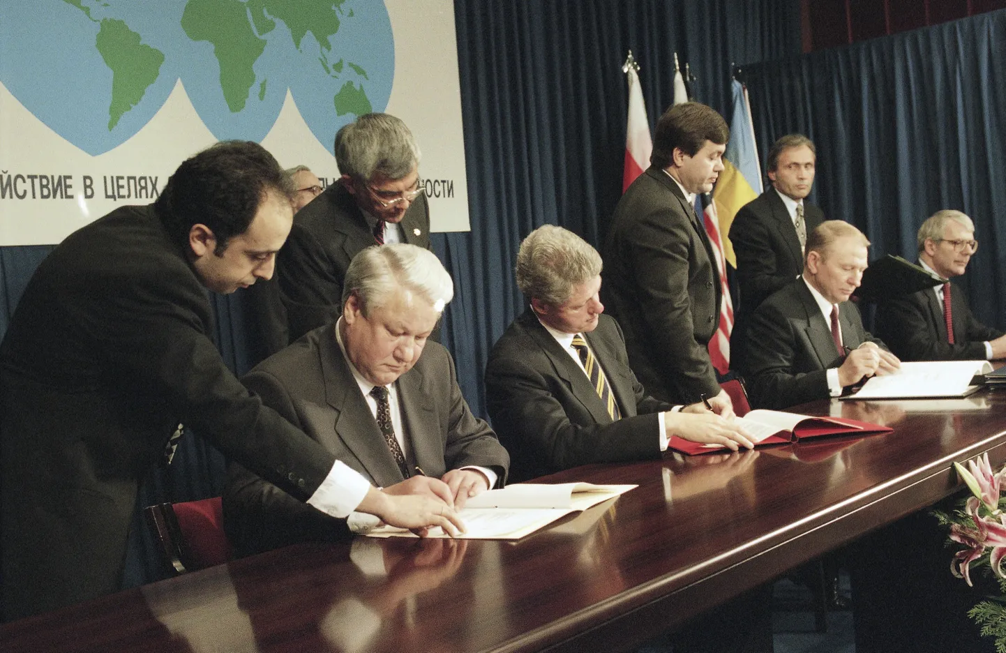 Venemaa president Boris Jeltsin, USA president Bill Clinton, Ukraina president Leonid Kutšma ja Briti peaminister John Major kirjutavad alla tuumarelvade leviku piiramise lepingule 1. augustil 1994 Budapestis.