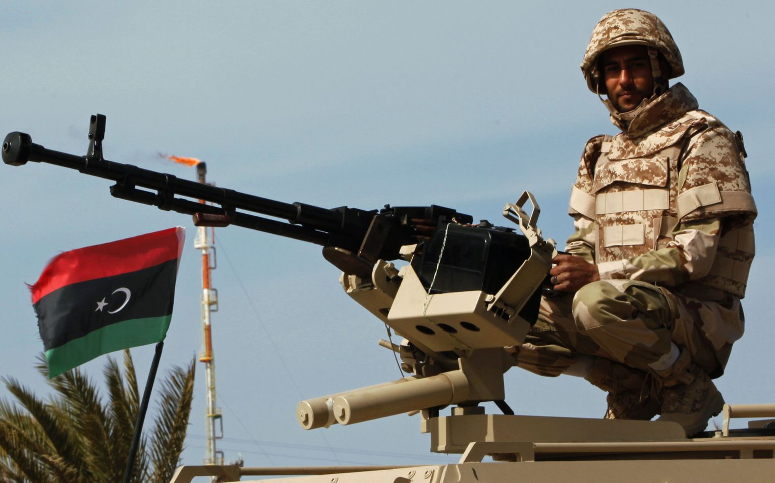 Liibüa armee sõdur Mellitah´ naftatööstuspiirkonnas.