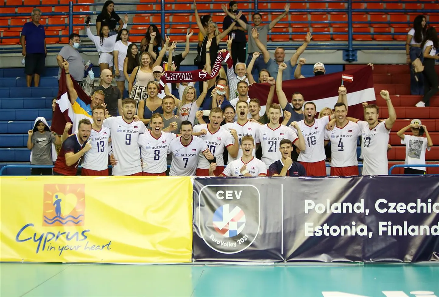 Latvijas volejbola izlase ar atbalstītājiem