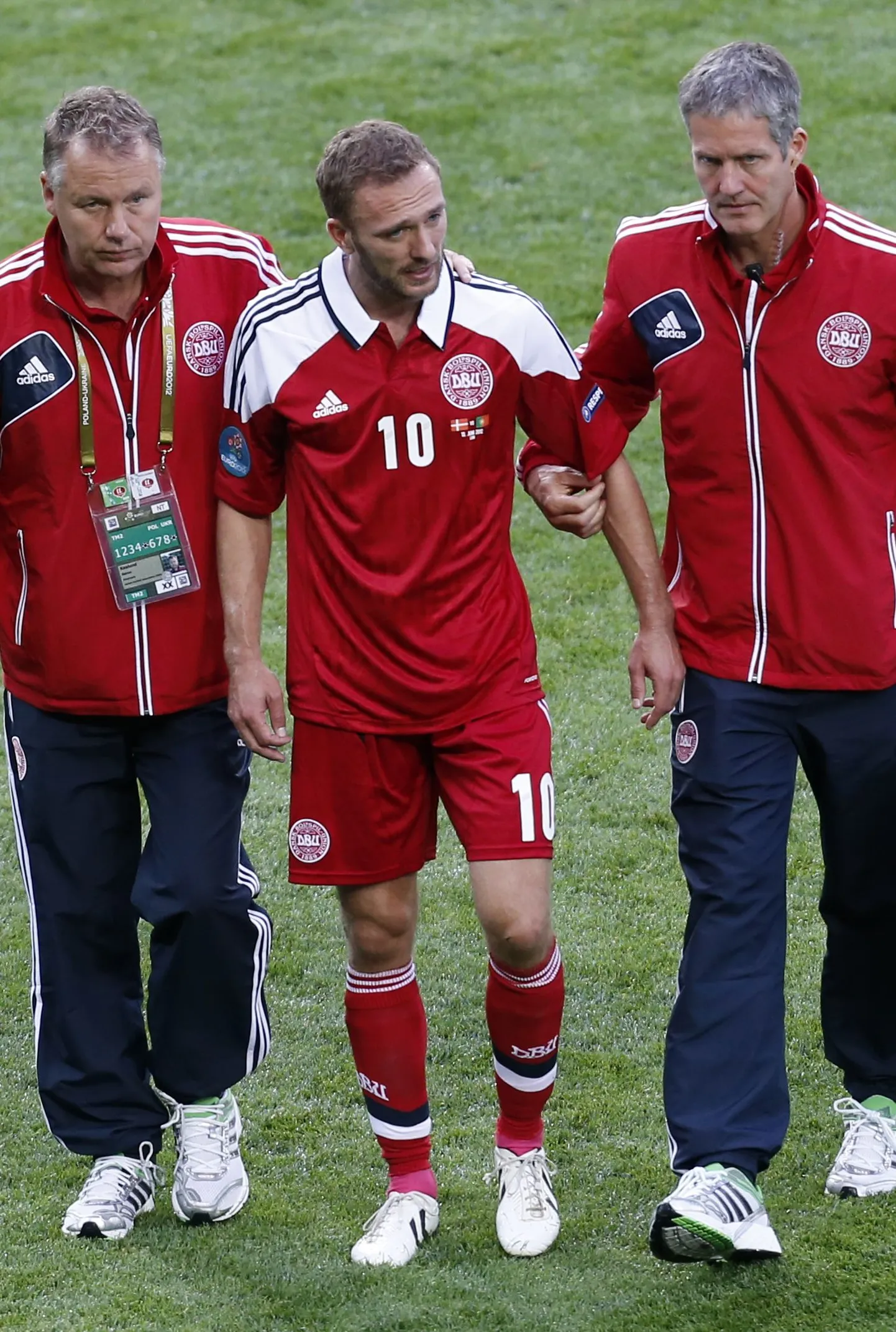 Dennis Rommedahl (keskel) sai eilses mängus vigastada ja vahetati 60. minutil välja. Saksamaa vastu ta kindlasti mängida ei saa.