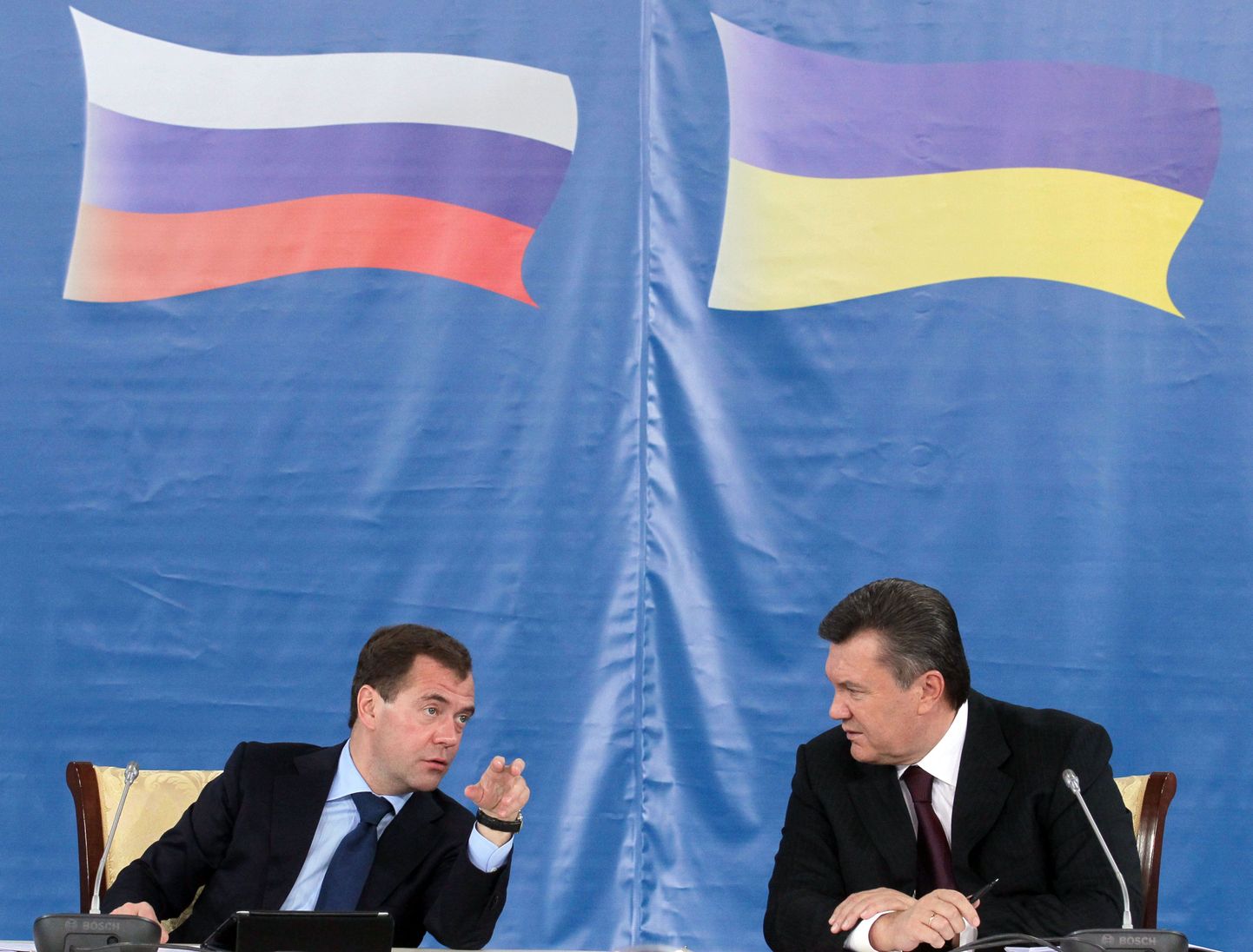 Dmitri Medvededv (vasakul) ja Viktor Janukovitš Donetskis.