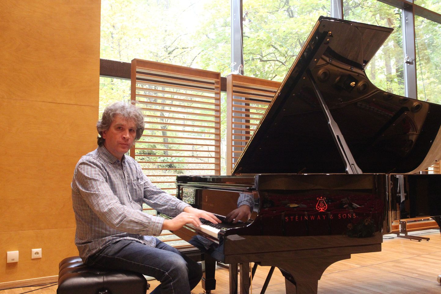 Pildil pianist Tanel Joamets Elleri muusikakooli Tubina saalis.