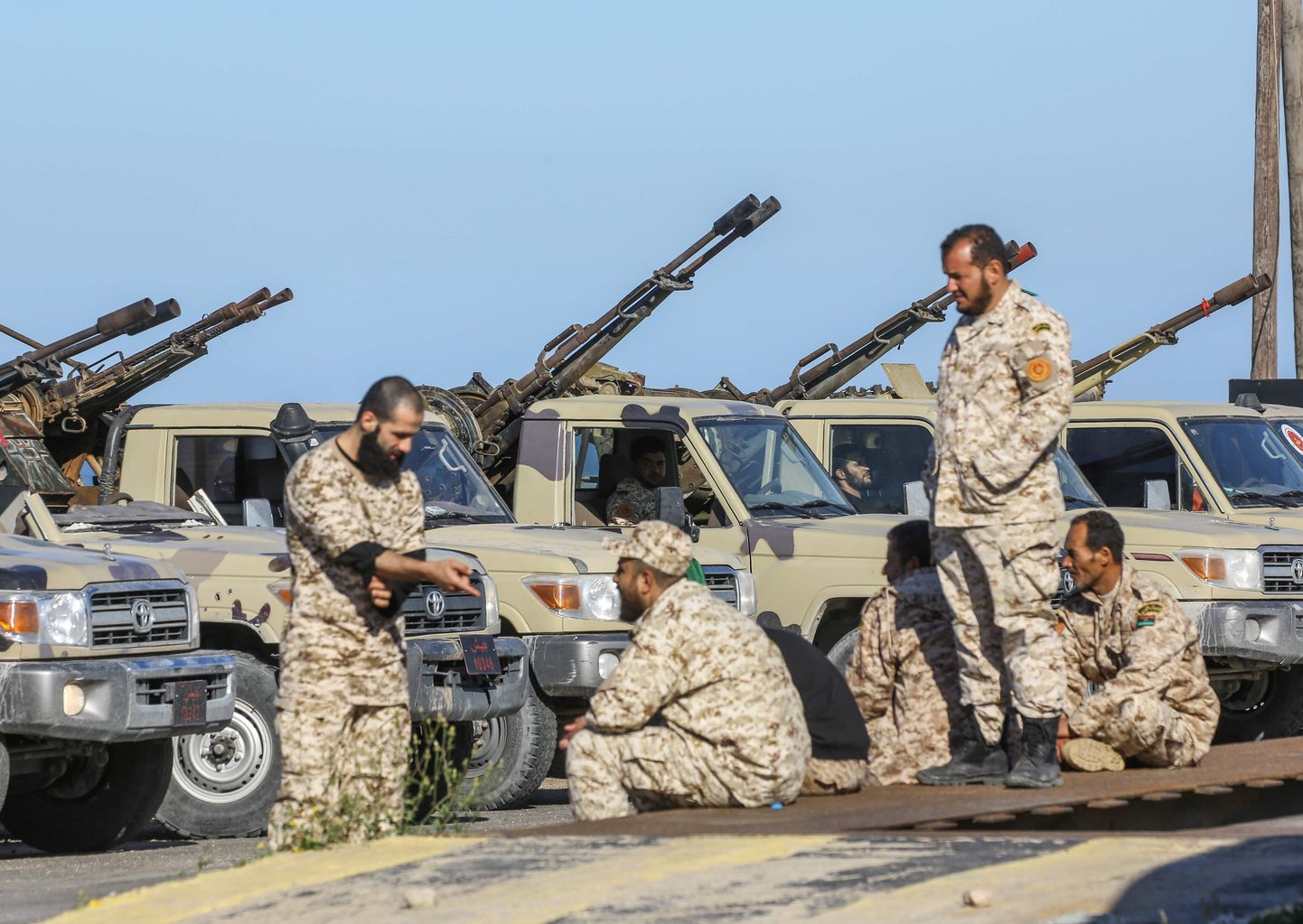 Haftari väed teatasid varem päeval, et neid tabas umbes 50 kilomeetrit pealinnast Tripolist lõunas õhurünnak.