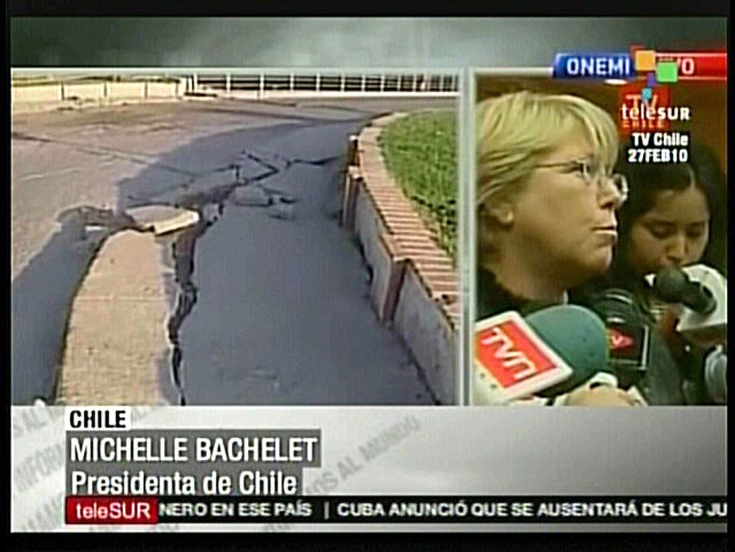 Telekanali Telesur edastatud pildi  paremal pool vastab ajakirjanike küsimustele Tšiili president Michelle Bachelet ja vasakul on näha purunenud tänavat.