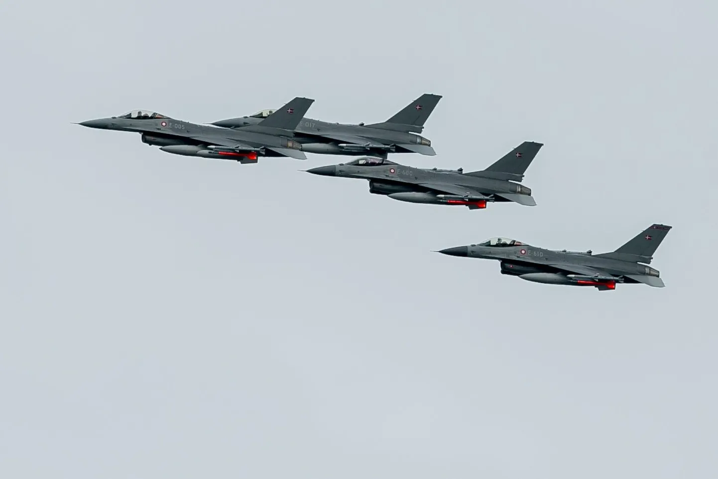 Ämarist lahkuvad Taani hävitajad tegid madallennu üle Tallinna, andes teatepulga üle sakslastele.
