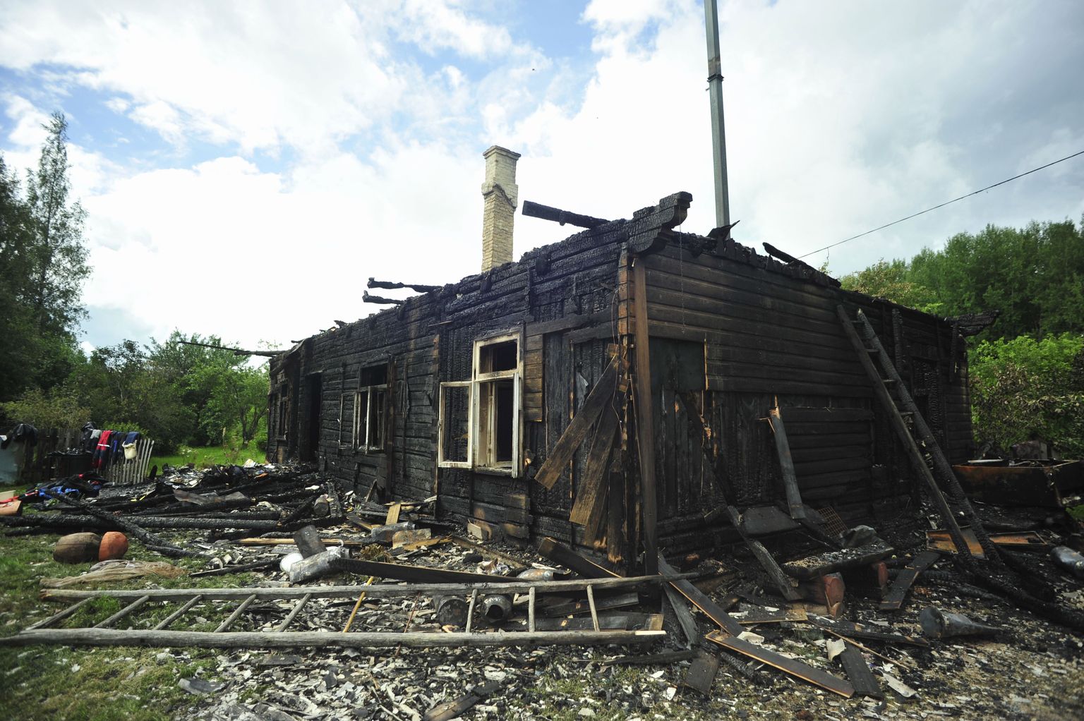 Tartumaal Vara vallas süttis äikesetabamusest elumaja.