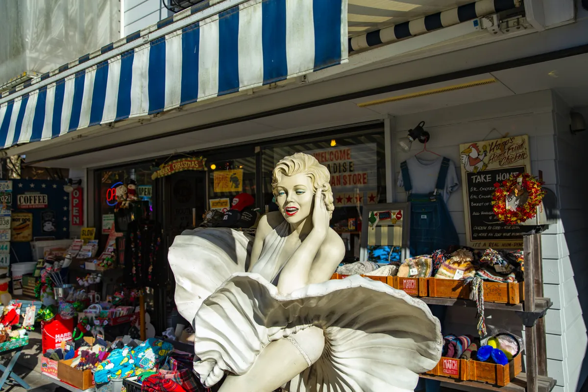 Marilyn Monroe polnud esimene ega viimane naine, kes oma intelligentsust varjas. Pilt on illustreeriv.