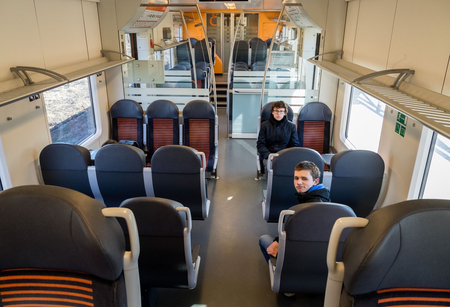 Norman Vester ja Villem Ausmees (eespool) peaaegu tühjas Pärnu rongis. Vester saaks Tallinnast Pärnusse ka bussiga, aga Ausmees Raplast mitte.
