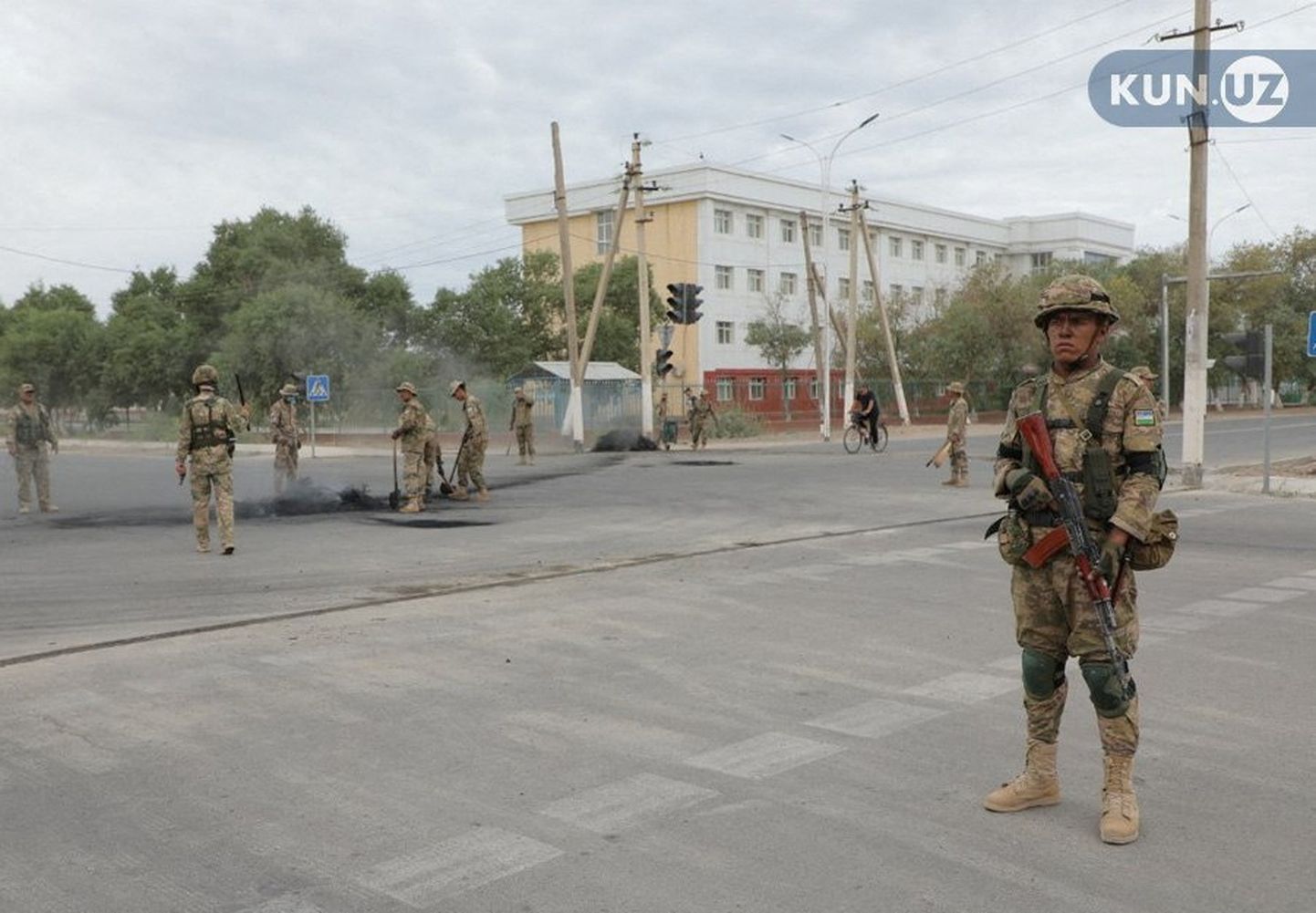 Usbekistani sõdurid Nukusi tänavail.