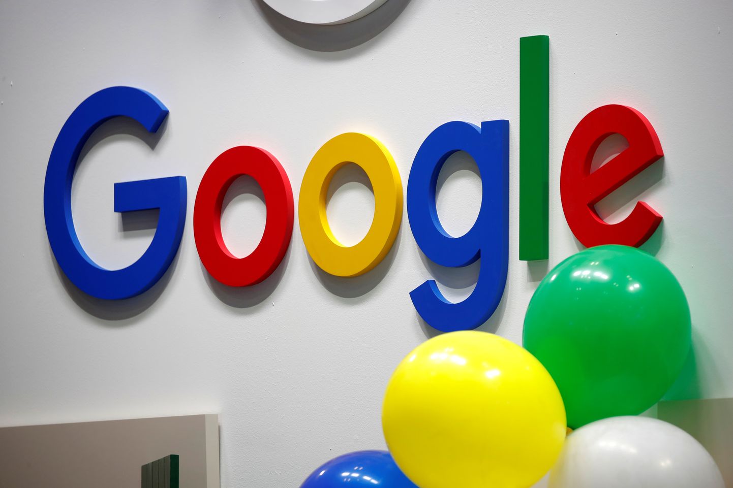 Google'i logo Pariisis.