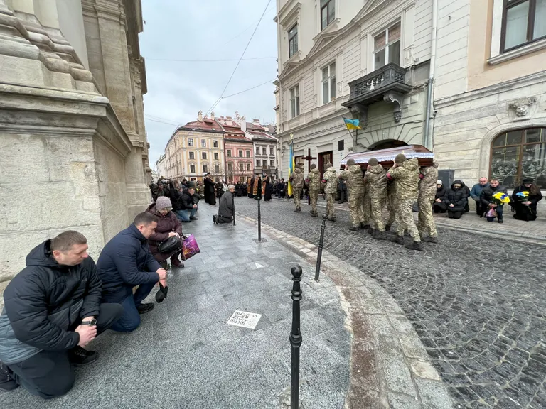 Tuttavad ja juhuslikud möödakäijad saatmas Lvivi kesklinnas viimasele teekonnale hukkunud Ukraina dessantväelast.