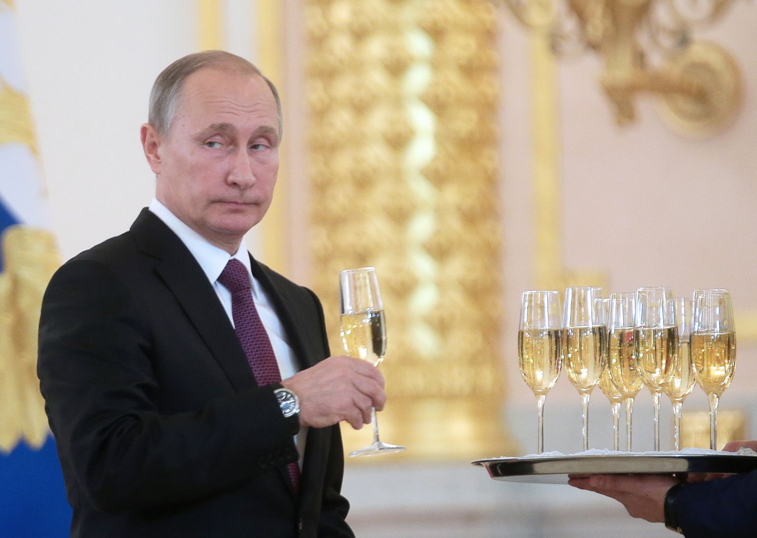 Владимир Путин с бокалом игристого вина.