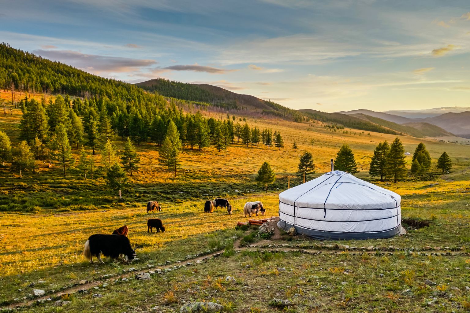 Päikeseloojang Mongoolia mägimaadel, mille külastamist hakatakse piirama sarnaselt Hiinaga seoses närilistelt inimesele kanduva katku epideemia vältimiseks.
