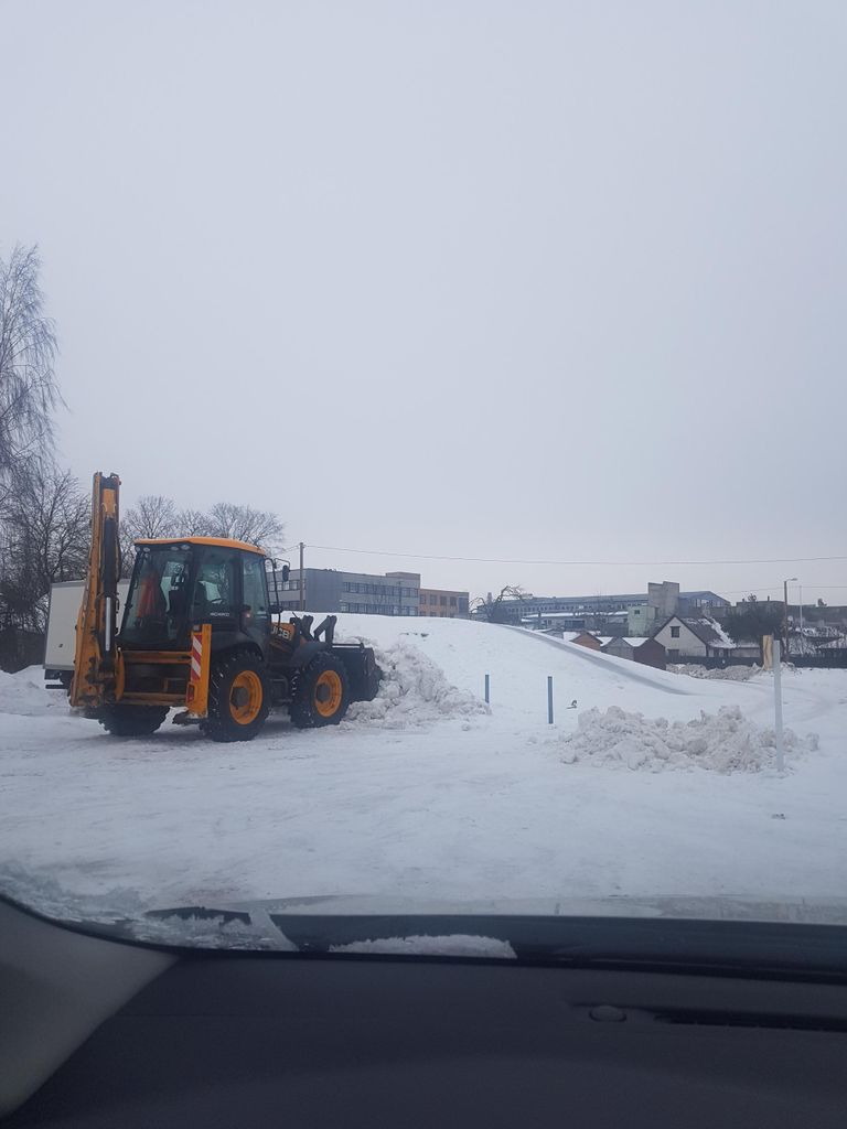 Фирма, занимающаяся ремонтом труб, перекрыла незаконную дорогу снежными валами.