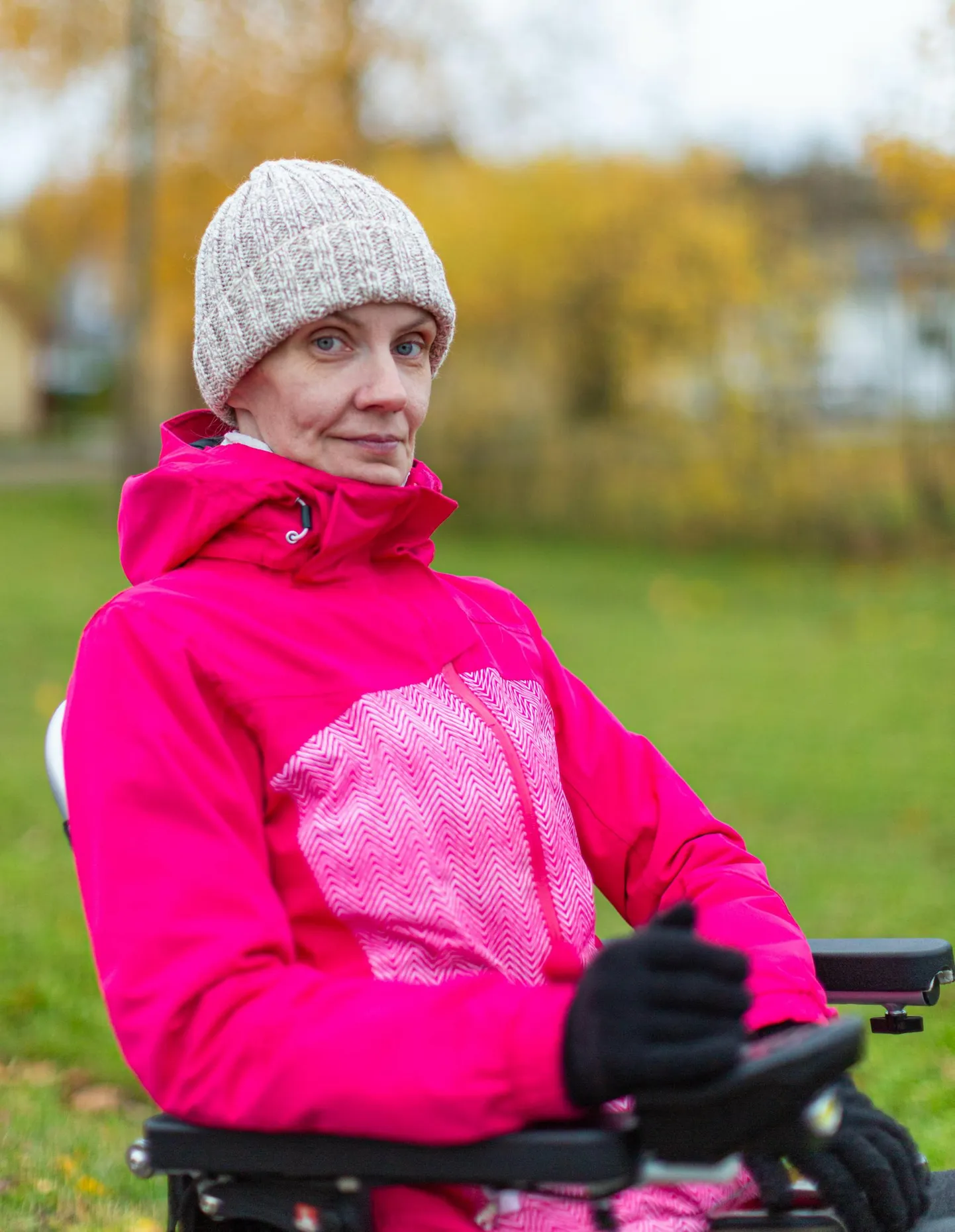 Multiskleroosi põdev Kati Kallas jäi ratastooli neli aastat tagasi, nüüdseks on haigus teinud jõuetuks ka käed.