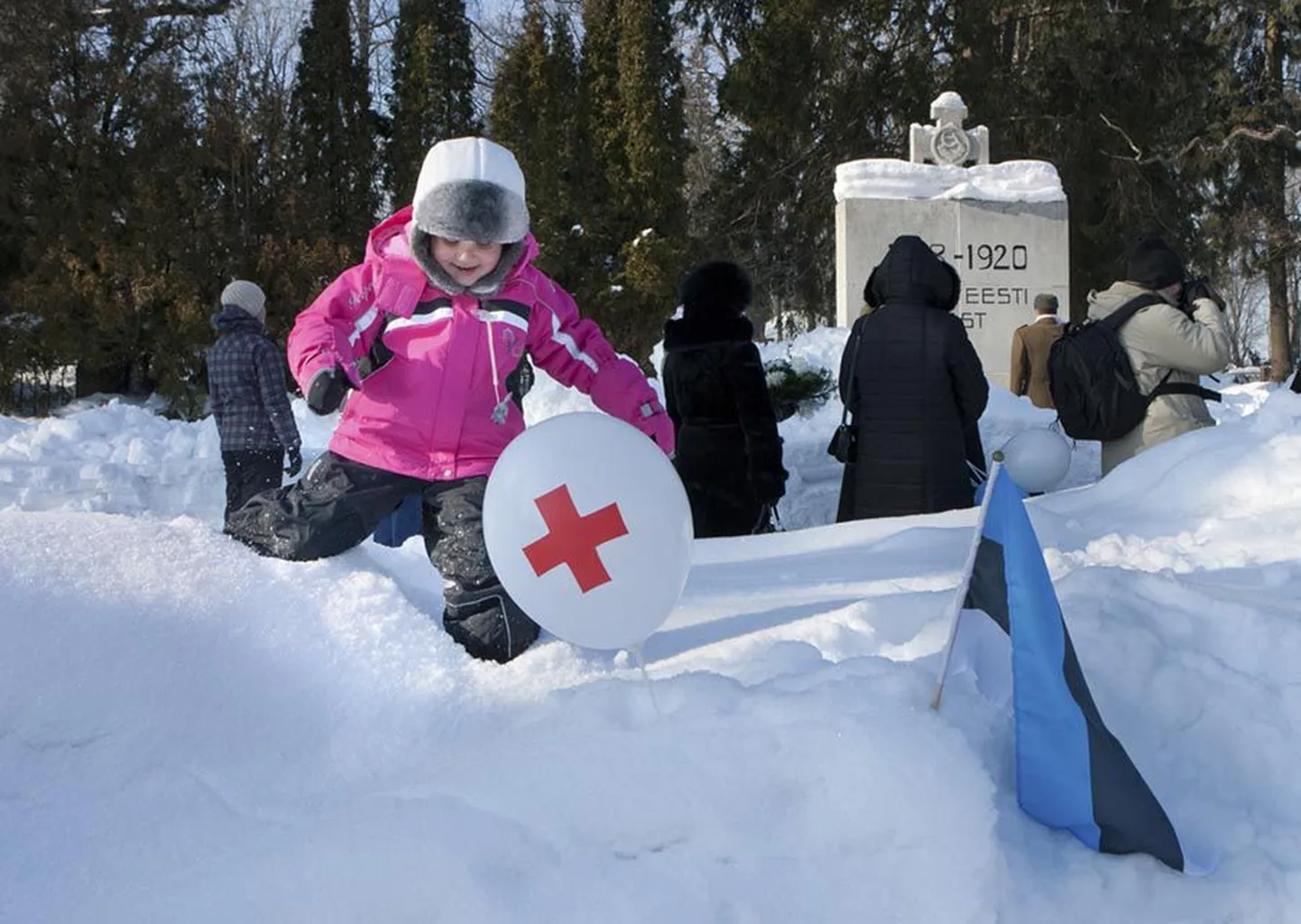Pakane võis mõned viljandlased vabariigi aastapäeva tähistamiselt küll eemale peletada, kuid need, kes välja tulid, jäid rahule. Sel ajal kui vanemad inimesed meenutasid ja austasid neid, kes Eestile vabaduse välja võitlesid, leidsid ka lapsed endale tegevust.