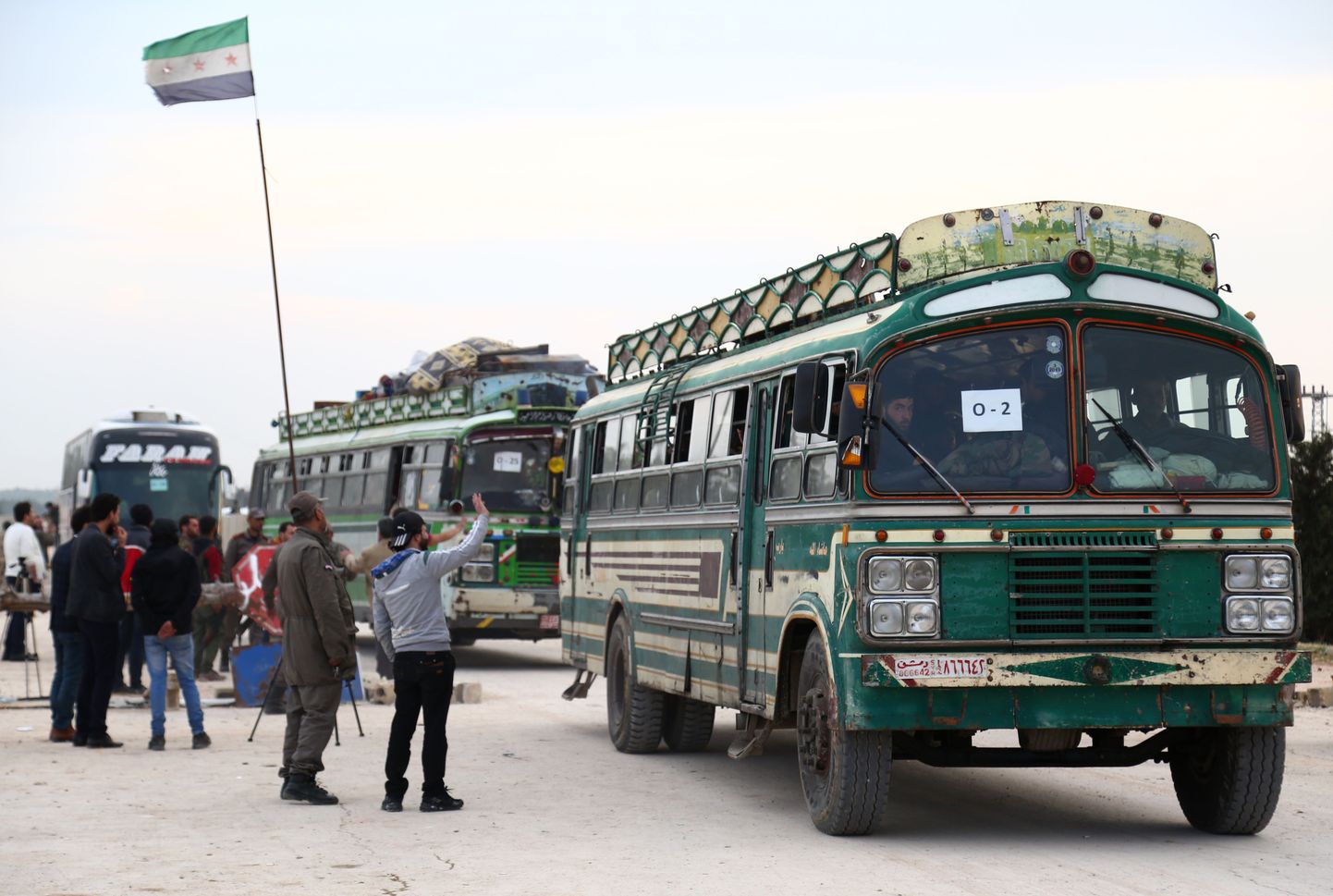 Bussid toimetavad Jaish al-Islami võitlejad ja nende pereliikmed Doumast välja.