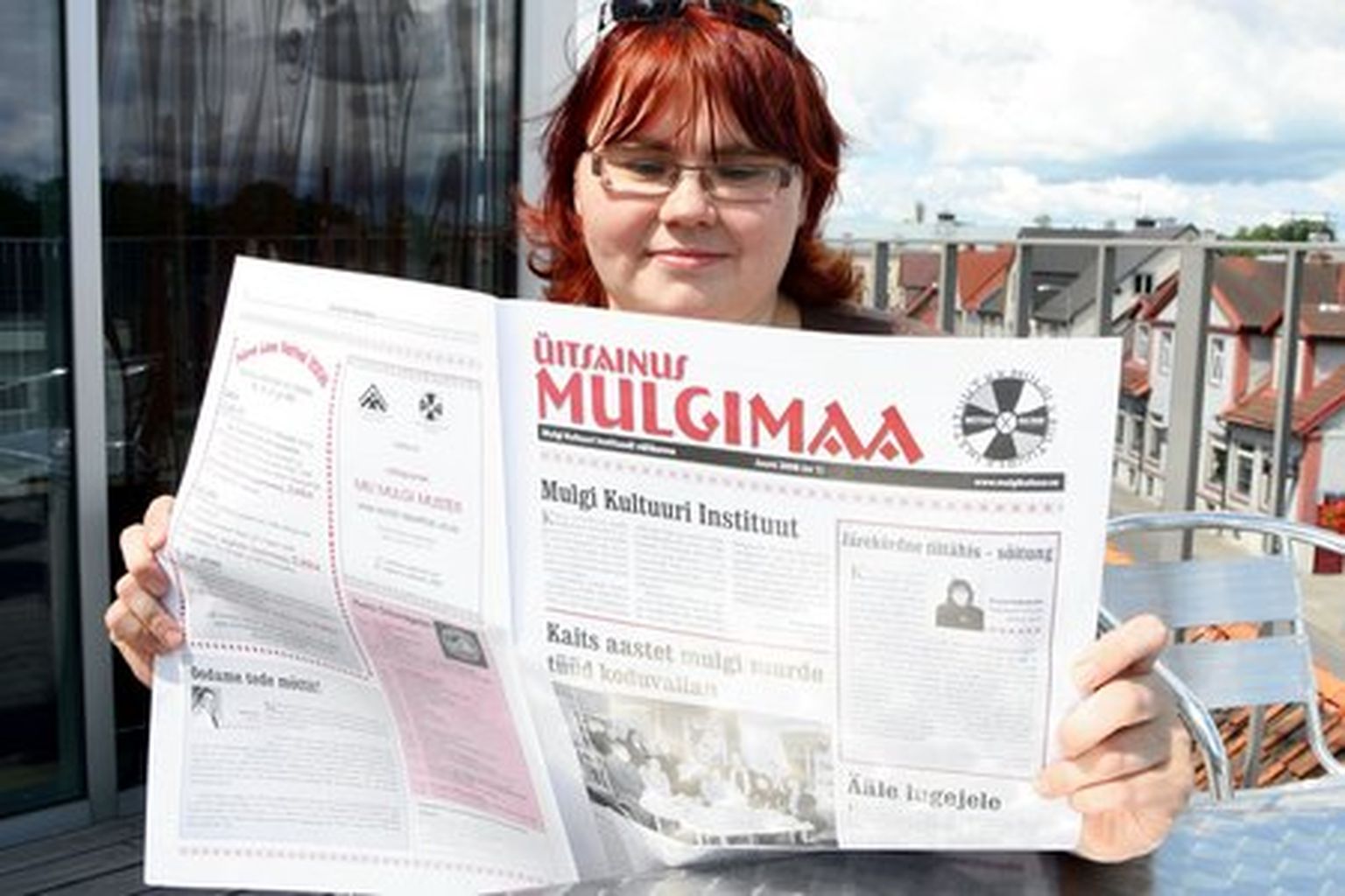 Pildil Kristel Habakukk ajalehega «Üitsainus Mulgimaa» 2008. aastal.