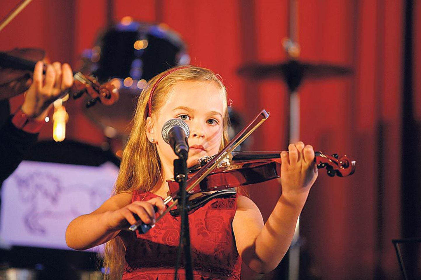 Seitsme- kuni üheksa-aastaste finalistide seas on Anne Uusna laulutüdruk Maria Mänd, kes þüriiliikmete südame võitis “Päkapiku jõululauluga”.