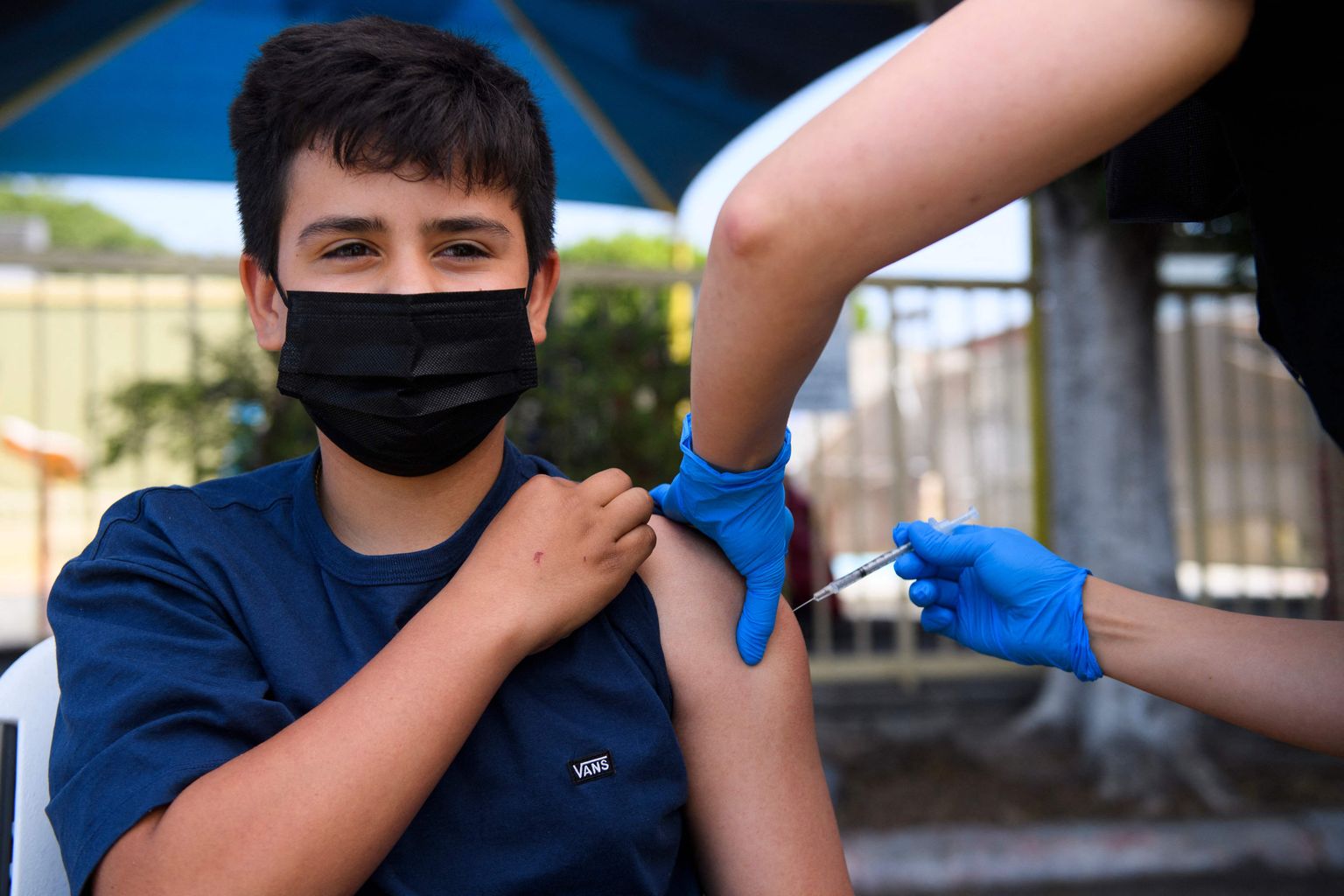 Вакцинация ребенка в Лос-Анджелесе.